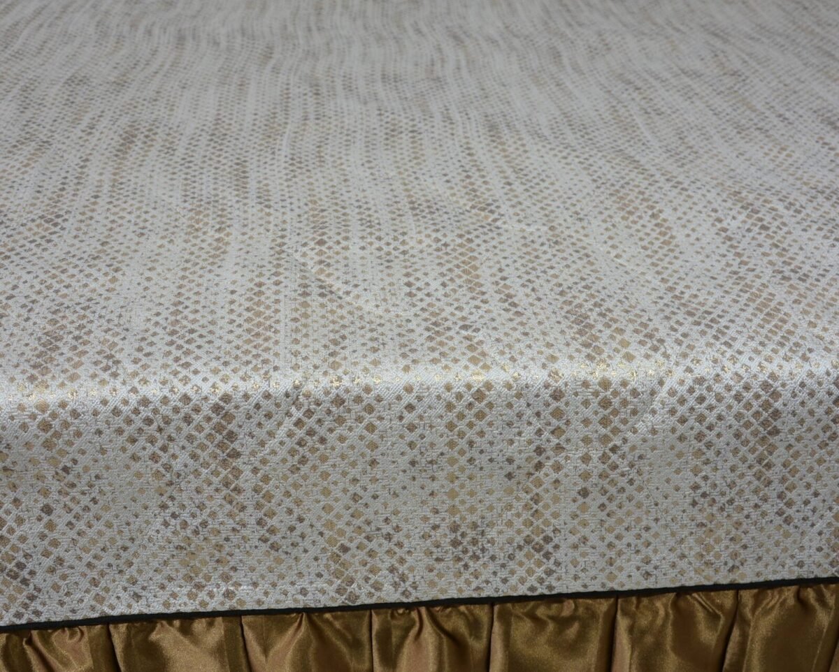 Dygsniuota lovatiesė su pamušalu smėlio spalvos dekoruota prabangiu klostuotu28 cm dekoru Verona28 260×260