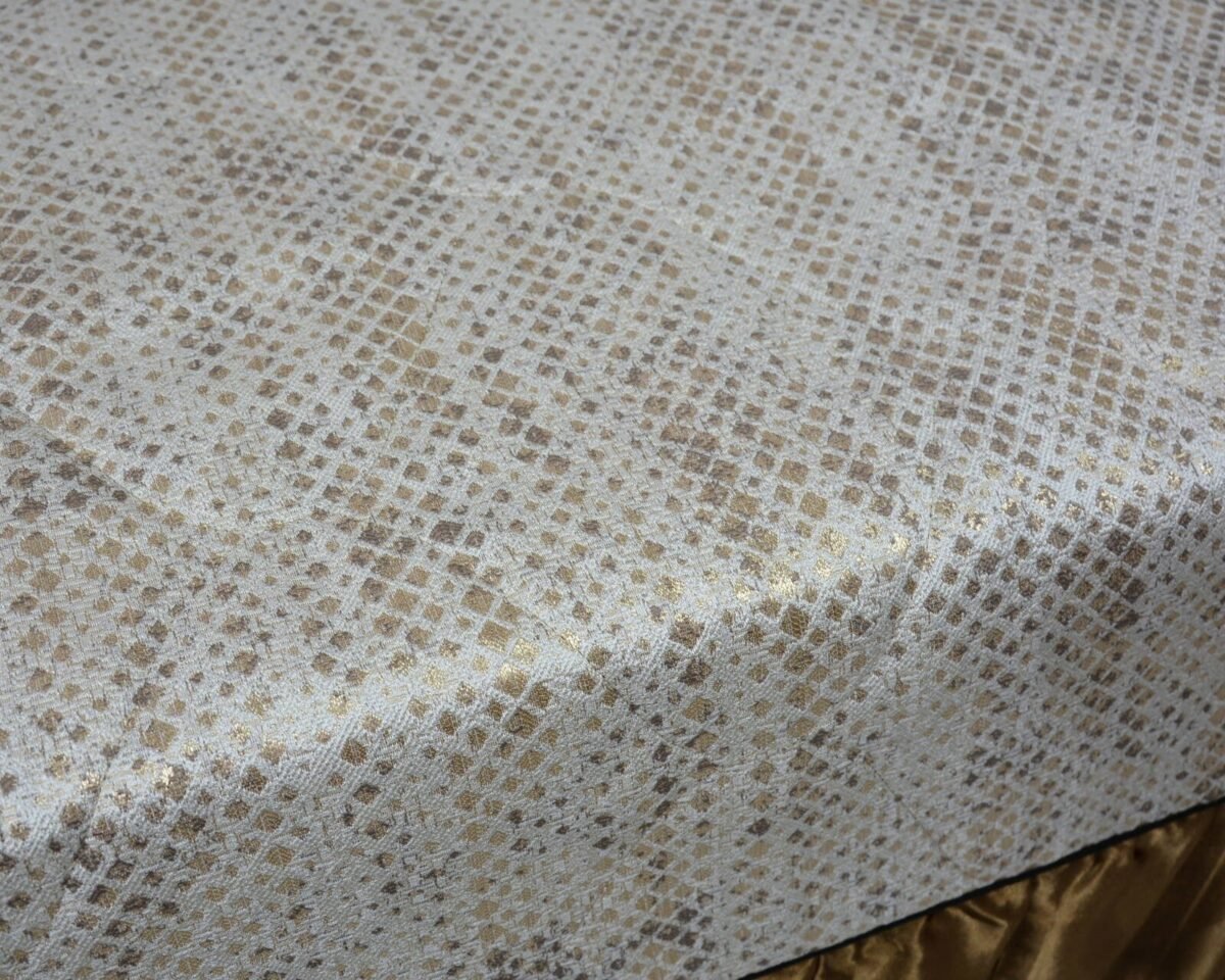 Dygsniuota lovatiesė su pamušalu smėlio spalvos dekoruota prabangiu klostuotu28 cm dekoru Verona28 260×260