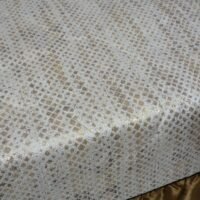 Dygsniuota lovatiesė su pamušalu smėlio spalvos dekoruota prabangiu klostuotu28 cm dekoru Verona28 260×260