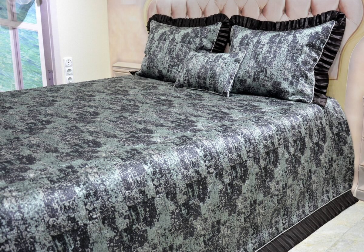 Dygsniuota lovatiesė su pamušalu rudos spalvos dekoruota 8 cm prabangiu gofruotu dekoru Venecija8  260×260