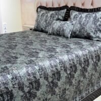 Dygsniuota lovatiesė su pamušalu rudos spalvos dekoruota 8 cm prabangiu gofruotu dekoru Venecija8  260×260