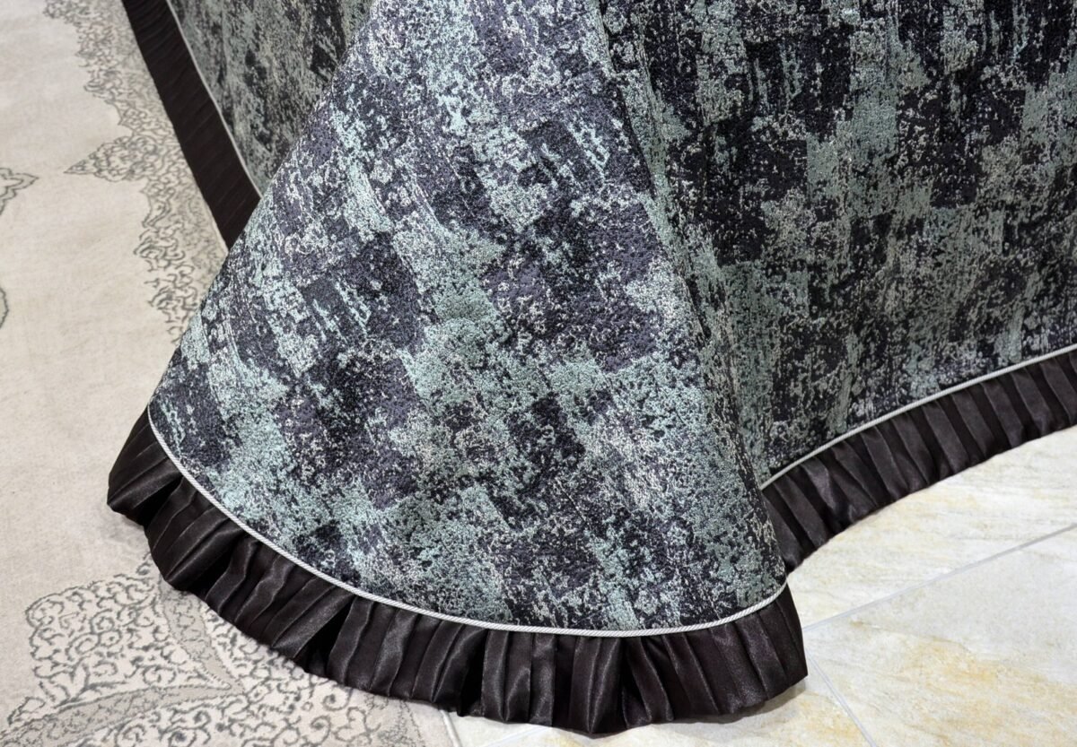 Dygsniuota lovatiesė su pamušalu rudos spalvos dekoruota 8 cm prabangiu gofruotu dekoru Venecija8  260×260