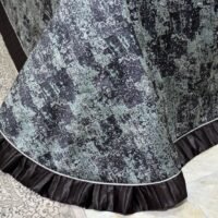 Dygsniuota lovatiesė su pamušalu rudos spalvos dekoruota 8 cm prabangiu gofruotu dekoru Venecija8  260×260