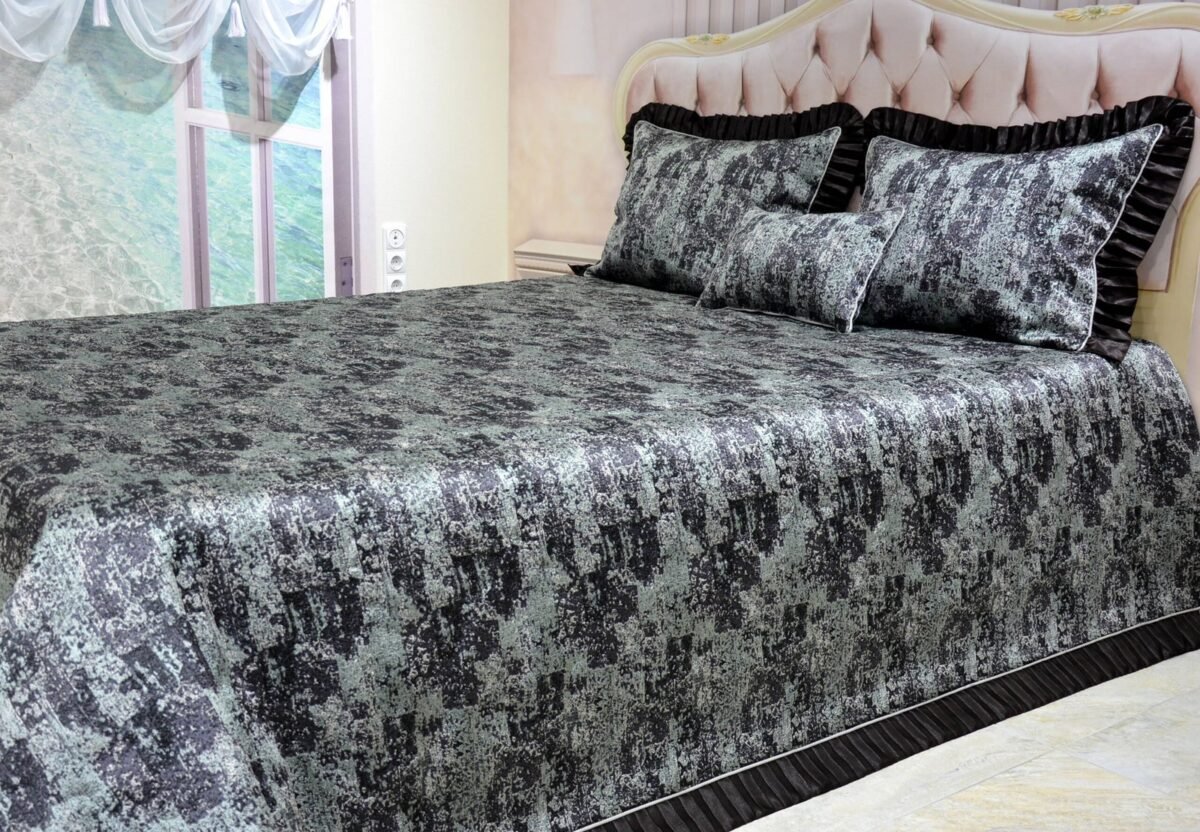 Dygsniuota lovatiesė su pamušalu rudos spalvos dekoruota 8 cm prabangiu gofruotu dekoru Venecija8  260×260