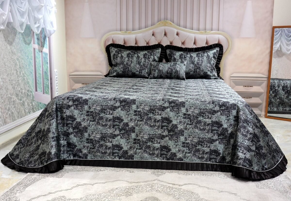 Dygsniuota lovatiesė su pamušalu rudos spalvos dekoruota 8 cm prabangiu gofruotu dekoru Venecija8  260×260