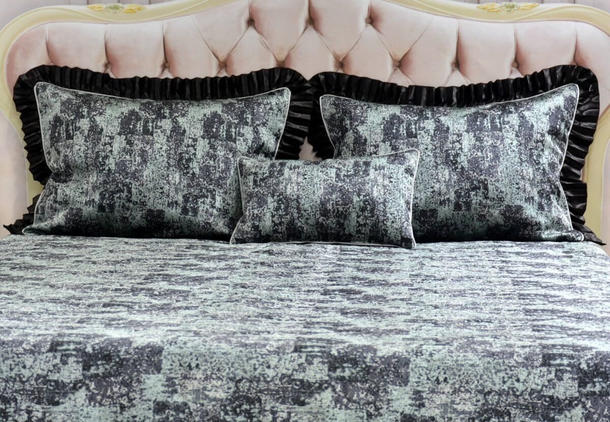 Dygsniuota lovatiesė su pamušalu rudos spalvos dekoruota 8 cm prabangiu gofruotu dekoru Venecija8  260×260