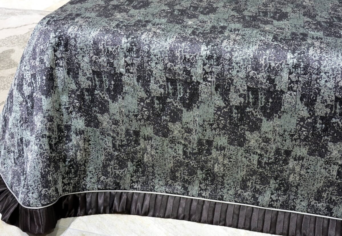 Dygsniuota lovatiesė su pamušalu rudos spalvos dekoruota 8 cm prabangiu gofruotu dekoru Venecija8  260×260