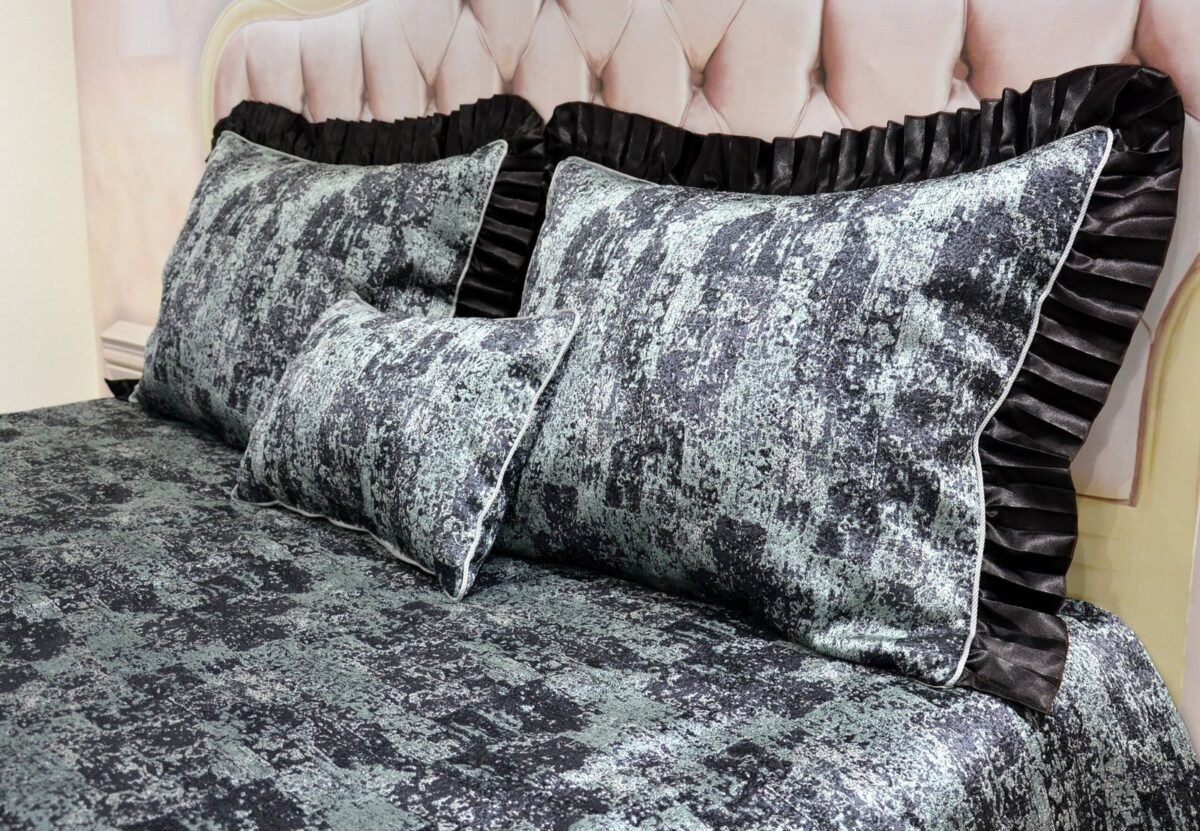 Dygsniuota lovatiesė su pamušalu rudos spalvos dekoruota 8 cm prabangiu gofruotu dekoru Venecija8  260×260