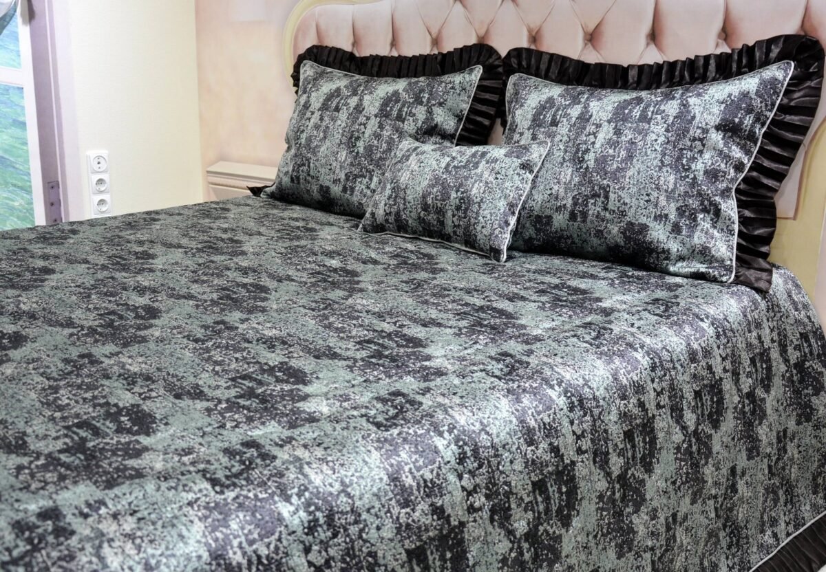 Dygsniuota lovatiesė su pamušalu rudos spalvos dekoruota 8 cm prabangiu gofruotu dekoru Venecija8  260×260