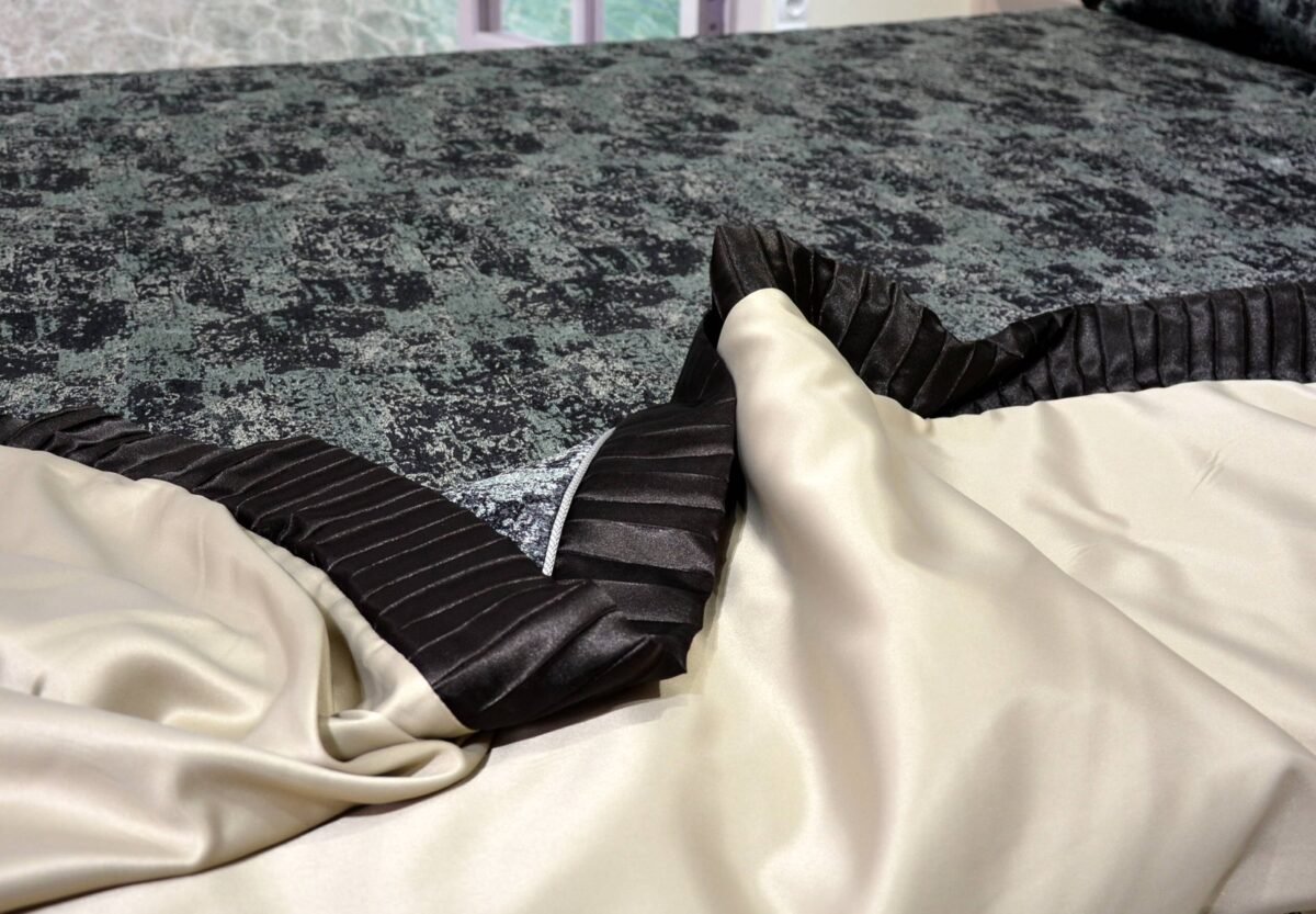 Dygsniuota lovatiesė su pamušalu rudos spalvos dekoruota 8 cm prabangiu gofruotu dekoru Venecija8  260×260