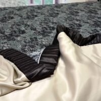 Dygsniuota lovatiesė su pamušalu rudos spalvos dekoruota 8 cm prabangiu gofruotu dekoru Venecija8  260×260