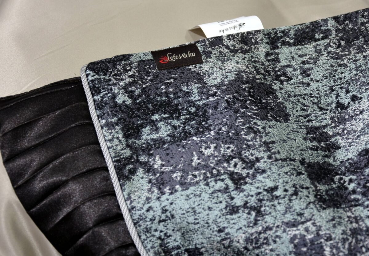 Dygsniuota lovatiesė su pamušalu rudos spalvos dekoruota prabangiu gofruotu 14 cm dekoru Venecija14 260×260