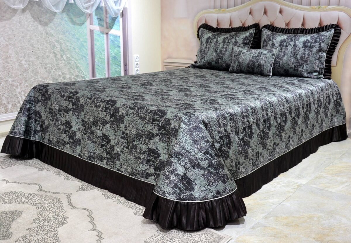 Dygsniuota lovatiesė su pamušalu rudos spalvos dekoruota prabangiu gofruotu 14 cm dekoru Venecija14 260×260