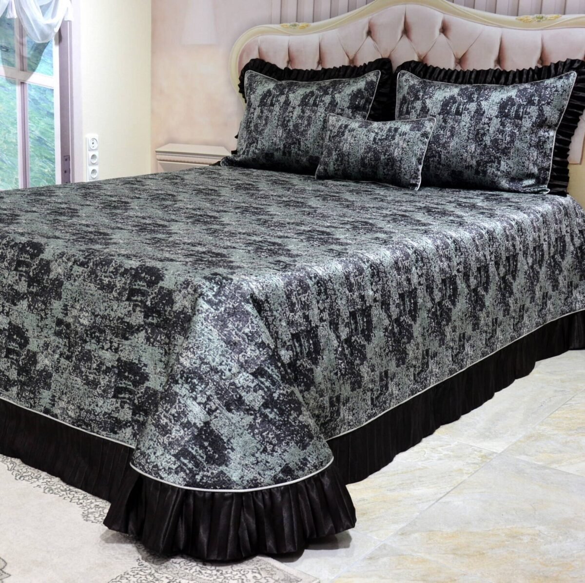 Dygsniuota lovatiesė su pamušalu rudos spalvos dekoruota prabangiu gofruotu 14 cm dekoru Venecija14 260×260