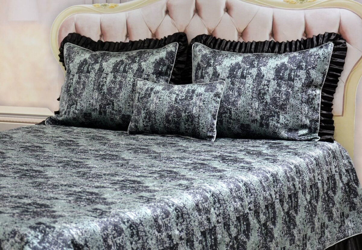 Dygsniuota lovatiesė su pamušalu rudos spalvos dekoruota prabangiu gofruotu 14 cm dekoru Venecija14 260×260