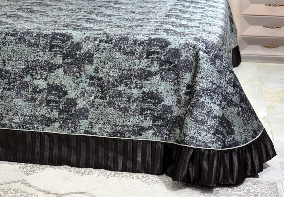 Dygsniuota lovatiesė su pamušalu rudos spalvos dekoruota prabangiu gofruotu 14 cm dekoru Venecija14 260×260