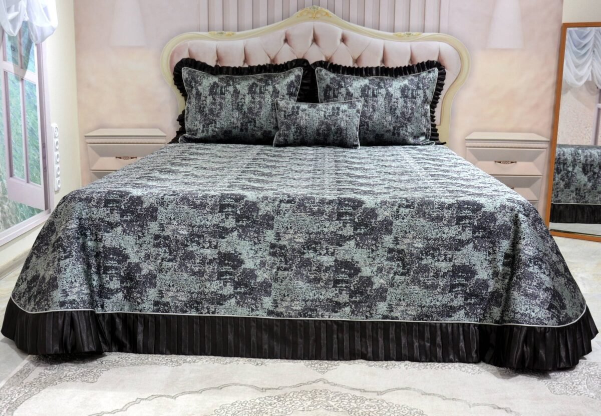 Dygsniuota lovatiesė su pamušalu rudos spalvos dekoruota prabangiu gofruotu 14 cm dekoru Venecija14 260×260