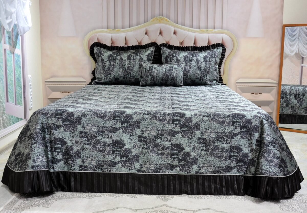 Dygsniuota lovatiesė su pamušalu rudos spalvos dekoruota prabangiu gofruotu 14 cm dekoru Venecija14 260×260