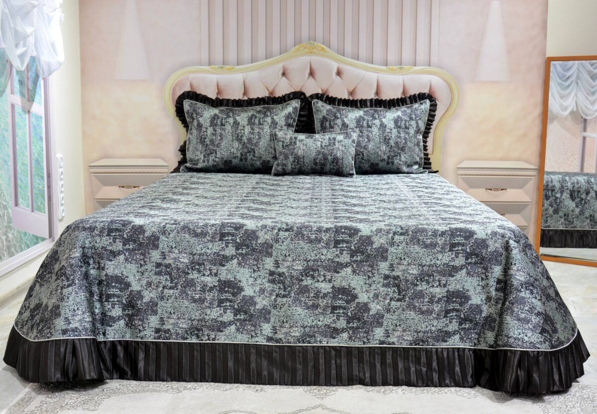 Dygsniuota lovatiesė su pamušalu rudos spalvos dekoruota prabangiu gofruotu 14 cm dekoru Venecija14 260×260