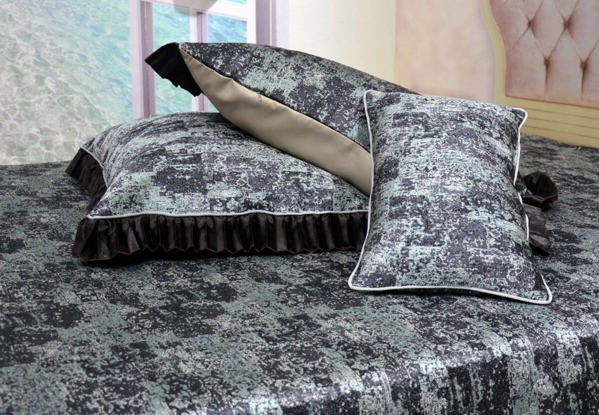 Dygsniuota lovatiesė su pamušalu rudos spalvos dekoruota prabangiu gofruotu 14 cm dekoru Venecija14 260×260