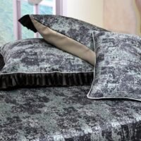 Dygsniuota lovatiesė su pamušalu rudos spalvos dekoruota prabangiu gofruotu 14 cm dekoru Venecija14 260×260