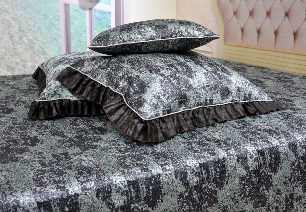 Dygsniuota lovatiesė su pamušalu rudos spalvos dekoruota prabangiu gofruotu 14 cm dekoru Venecija14 260×260