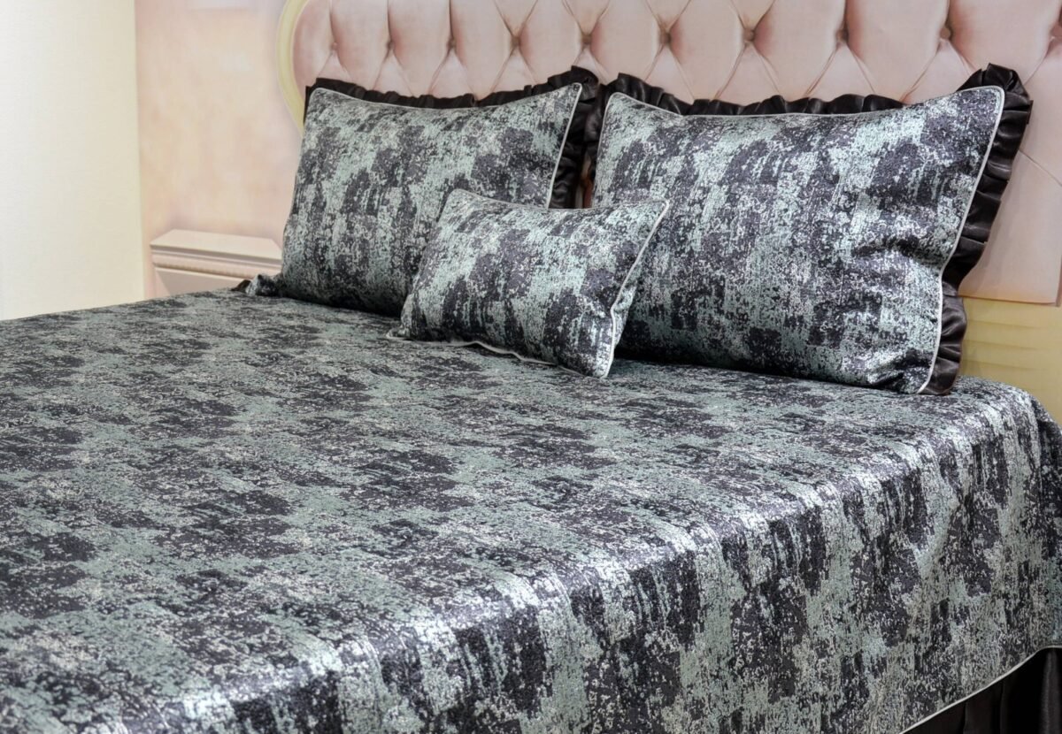 Dygsniuota lovatiesė su pamušalu rudos spalvos dekoruota prabangiu klostuotu15 cm dekoru Verona15 260×260