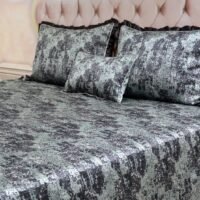 Dygsniuota lovatiesė su pamušalu rudos spalvos dekoruota prabangiu klostuotu15 cm dekoru Verona15 260×260