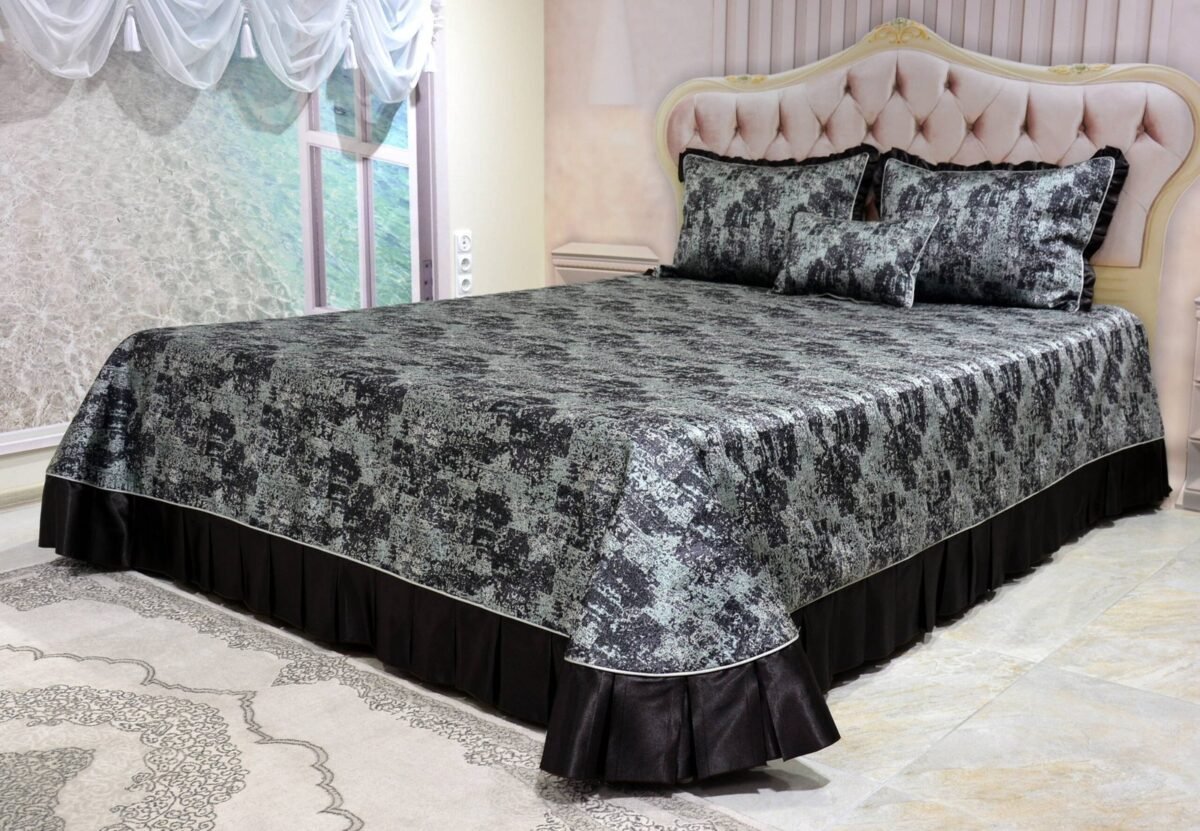 Dygsniuota lovatiesė su pamušalu rudos spalvos dekoruota prabangiu klostuotu15 cm dekoru Verona15 260×260