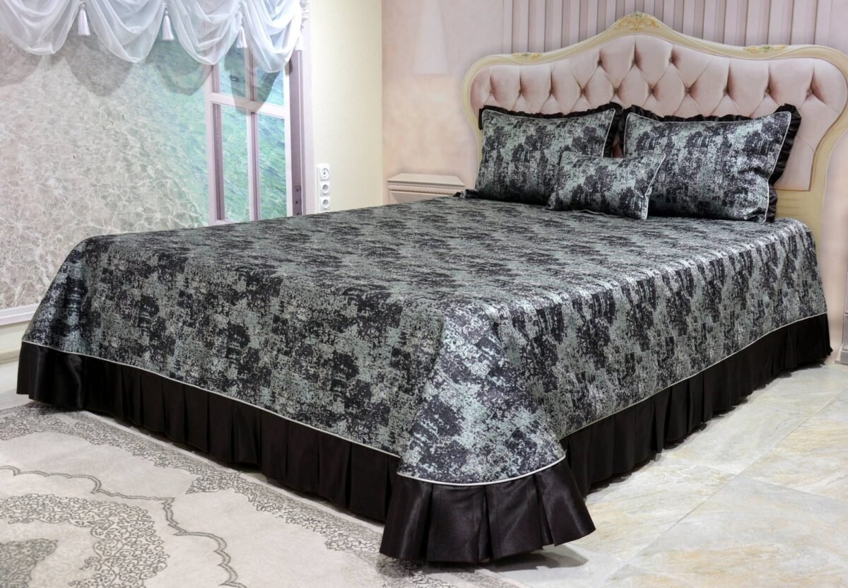 Dygsniuota lovatiesė su pamušalu rudos spalvos dekoruota prabangiu klostuotu15 cm dekoru Verona15 260×260