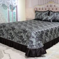 Dygsniuota lovatiesė su pamušalu rudos spalvos dekoruota prabangiu klostuotu15 cm dekoru Verona15 260×260