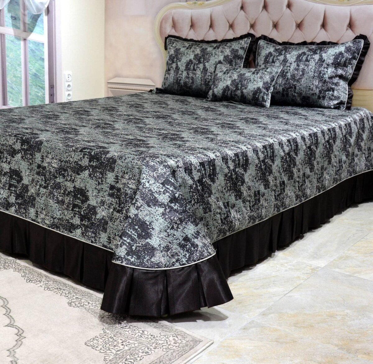 Dygsniuota lovatiesė su pamušalu rudos spalvos dekoruota prabangiu klostuotu15 cm dekoru Verona15 260×260