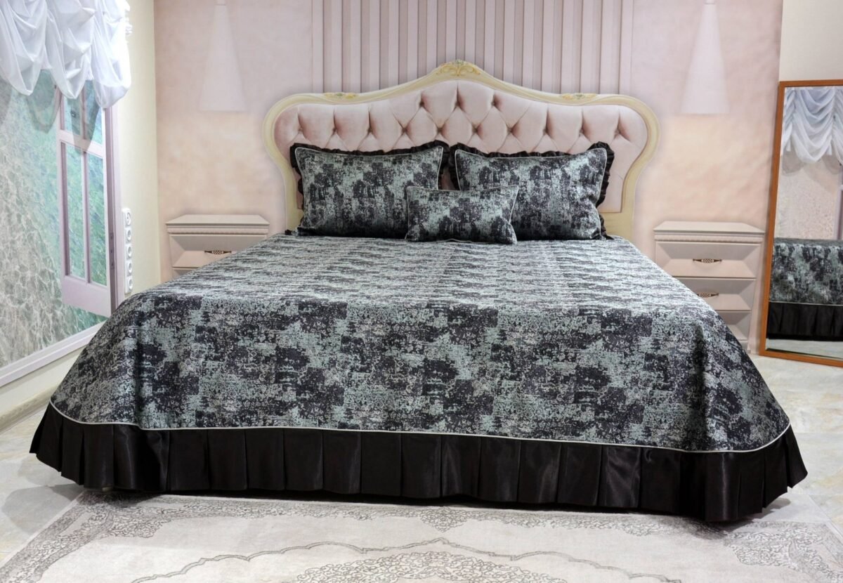 Dygsniuota lovatiesė su pamušalu rudos spalvos dekoruota prabangiu klostuotu15 cm dekoru Verona15 260×260