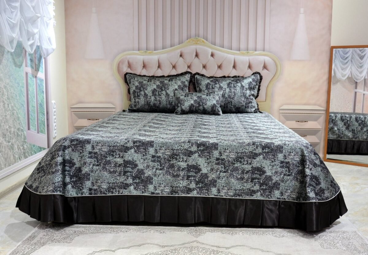 Dygsniuota lovatiesė su pamušalu rudos spalvos dekoruota prabangiu klostuotu15 cm dekoru Verona15 260×260