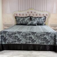 Dygsniuota lovatiesė su pamušalu rudos spalvos dekoruota prabangiu klostuotu15 cm dekoru Verona15 260×260