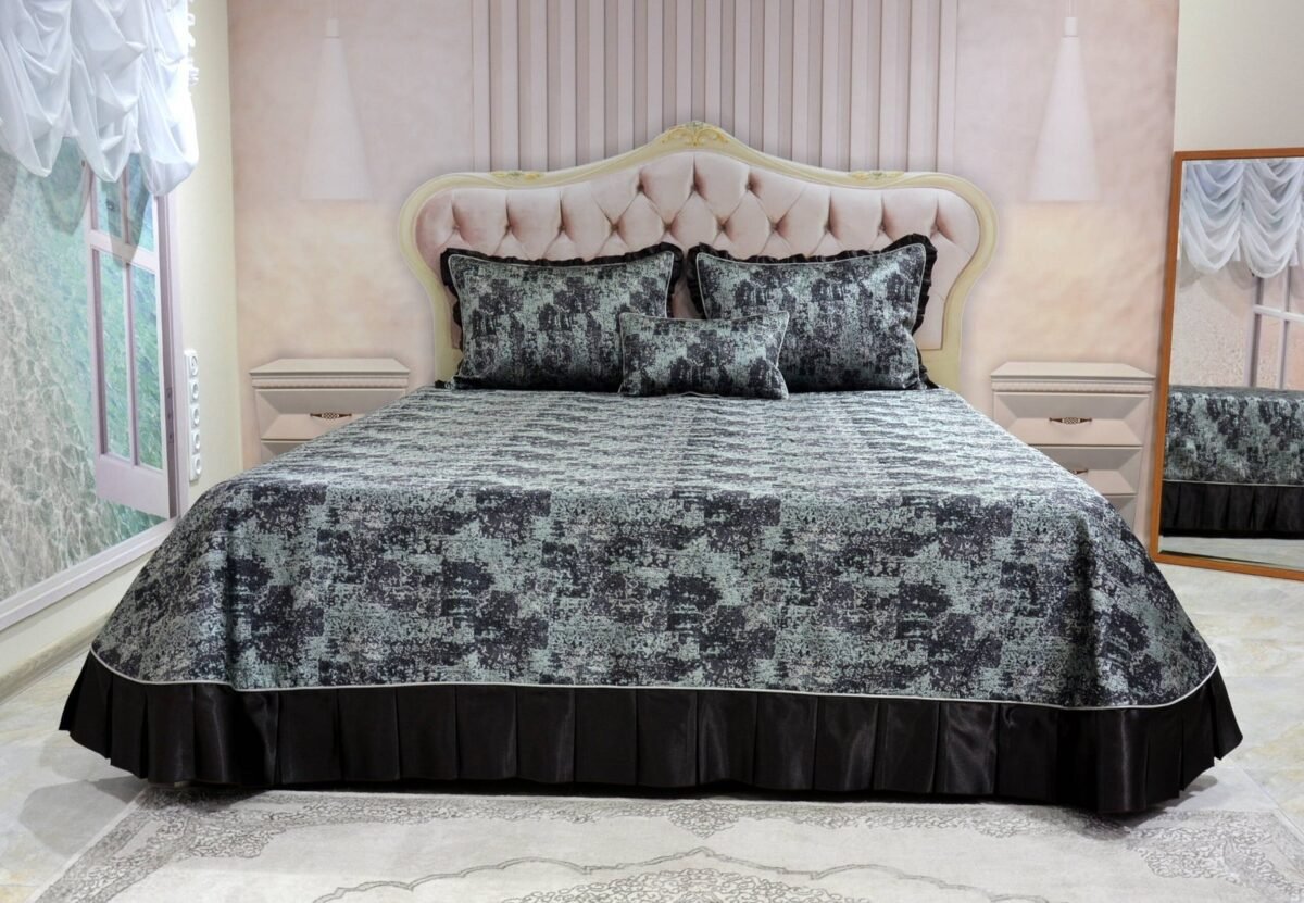 Dygsniuota lovatiesė su pamušalu rudos spalvos dekoruota prabangiu klostuotu15 cm dekoru Verona15 260×260