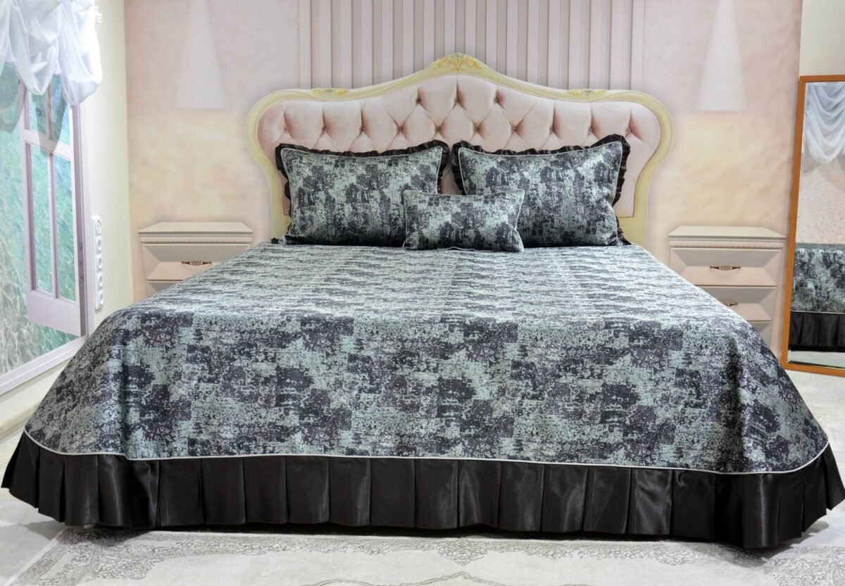 Dygsniuota lovatiesė su pamušalu rudos spalvos dekoruota prabangiu klostuotu15 cm dekoru Verona15 260×260