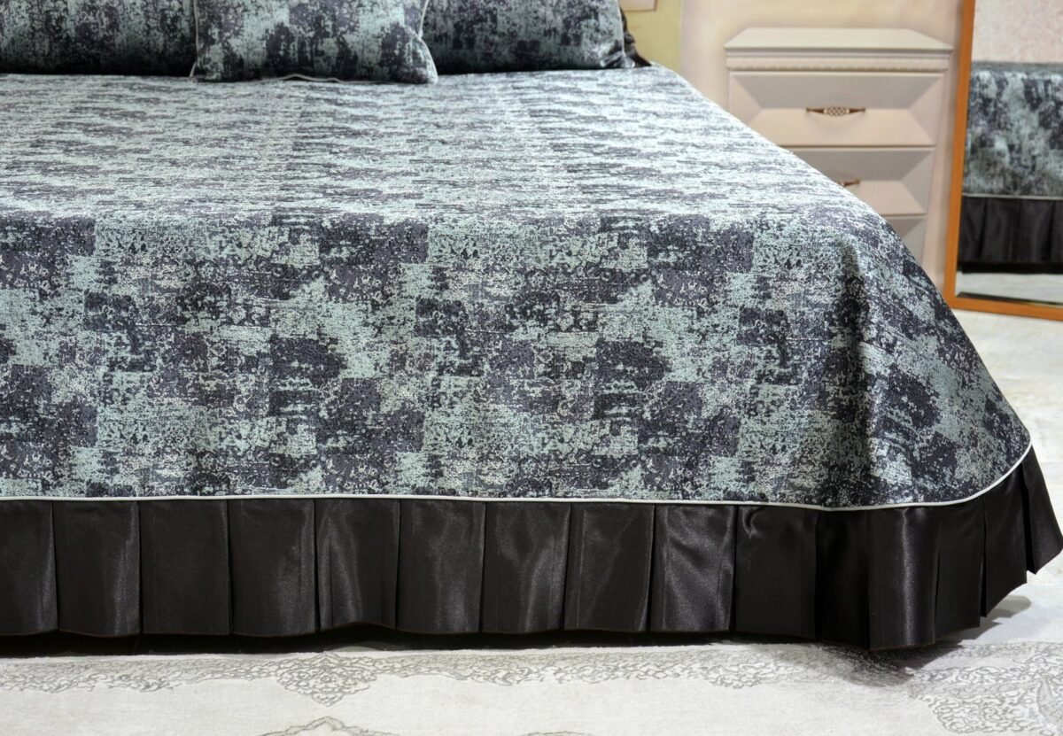 Dygsniuota lovatiesė su pamušalu rudos spalvos dekoruota prabangiu klostuotu15 cm dekoru Verona15 260×260