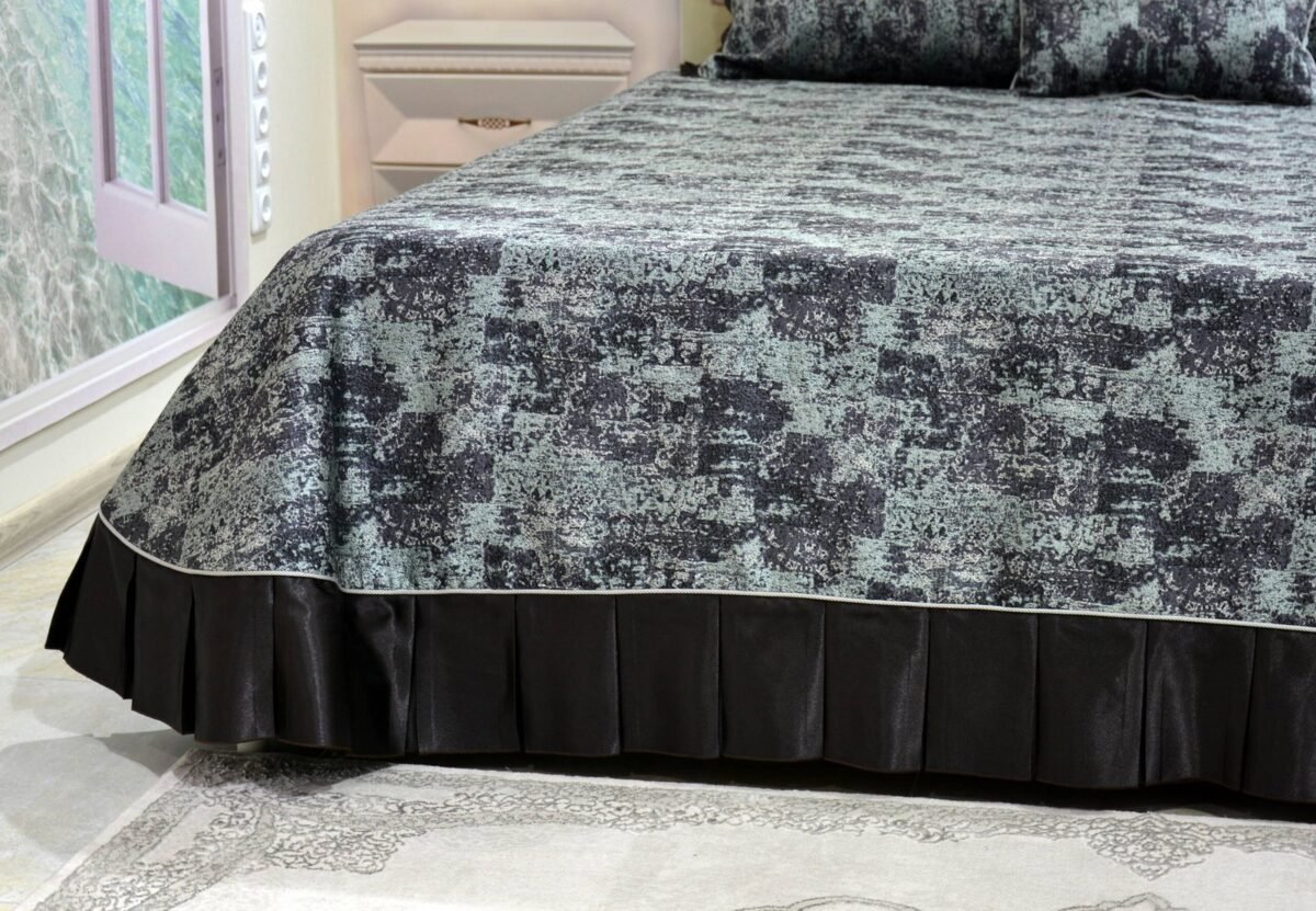 Dygsniuota lovatiesė su pamušalu rudos spalvos dekoruota prabangiu klostuotu15 cm dekoru Verona15 260×260