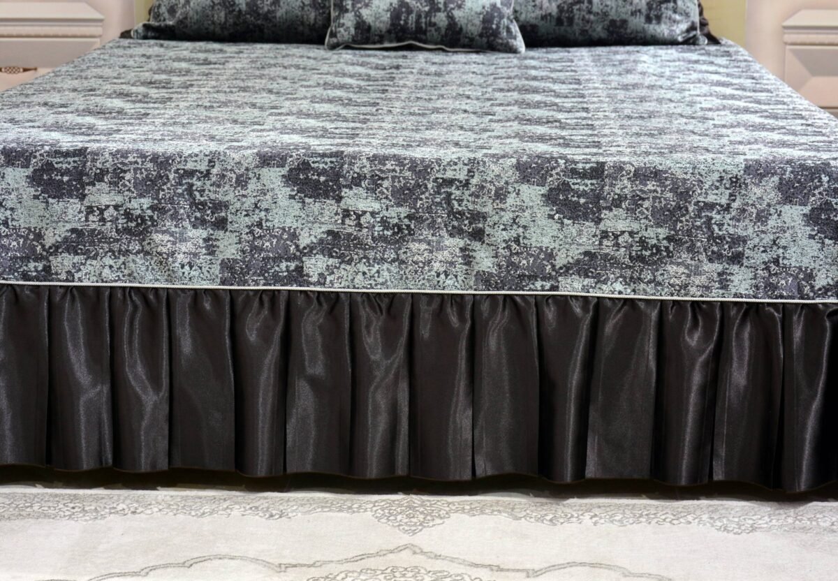 Dygsniuota lovatiesė su pamušalu rudos spalvos dekoruota prabangiu klostuotu28 cm dekoru Verona28 260×260