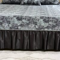 Dygsniuota lovatiesė su pamušalu rudos spalvos dekoruota prabangiu klostuotu28 cm dekoru Verona28 260×260