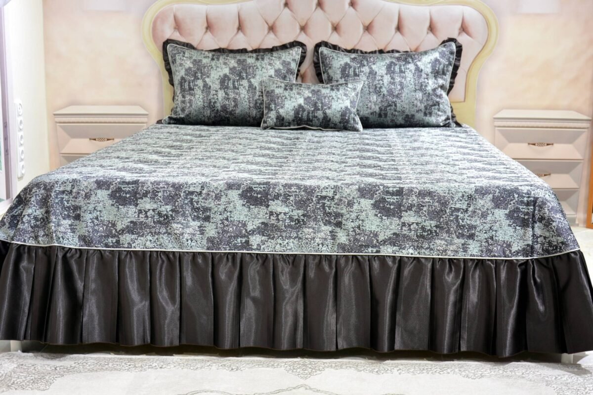 Dygsniuota lovatiesė su pamušalu rudos spalvos dekoruota prabangiu klostuotu28 cm dekoru Verona28 260×260