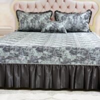 Dygsniuota lovatiesė su pamušalu rudos spalvos dekoruota prabangiu klostuotu28 cm dekoru Verona28 260×260