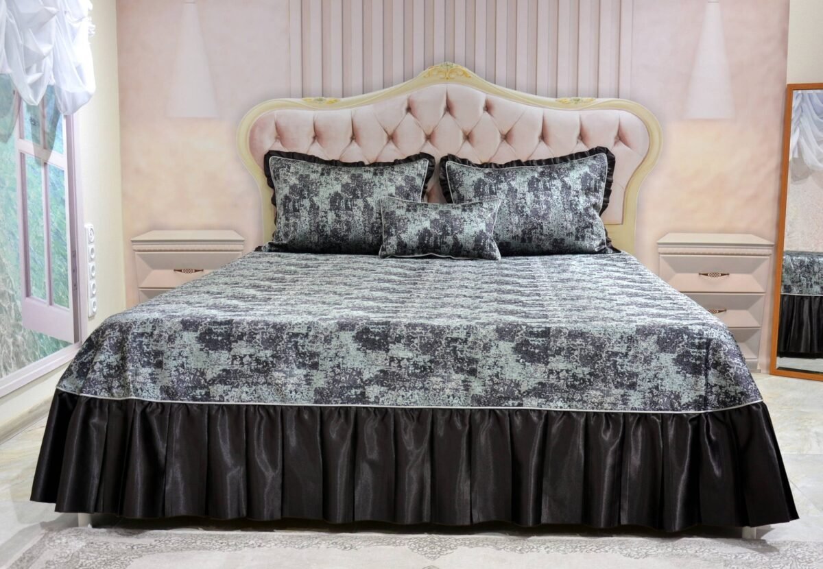 Dygsniuota lovatiesė su pamušalu rudos spalvos dekoruota prabangiu klostuotu28 cm dekoru Verona28 260×260