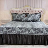 Dygsniuota lovatiesė su pamušalu rudos spalvos dekoruota prabangiu klostuotu28 cm dekoru Verona28 260×260