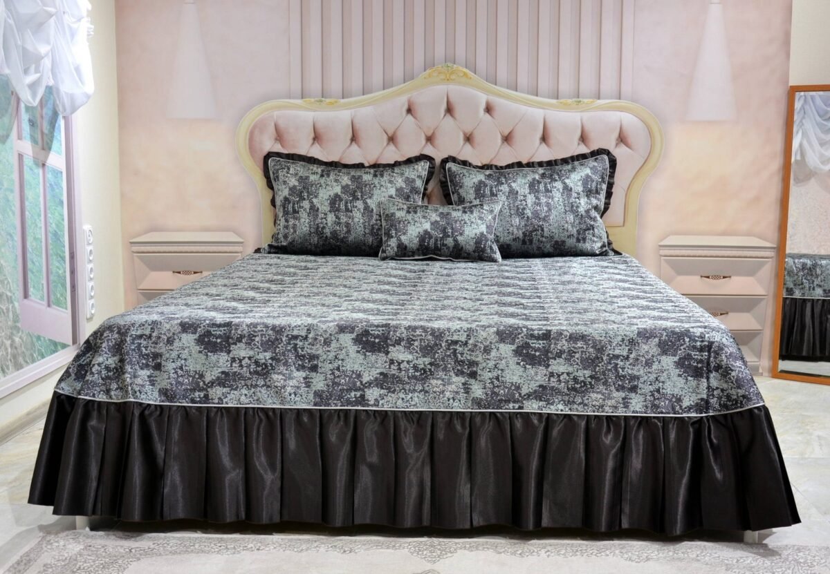 Dygsniuota lovatiesė su pamušalu rudos spalvos dekoruota prabangiu klostuotu28 cm dekoru Verona28 260×260