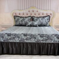 Dygsniuota lovatiesė su pamušalu rudos spalvos dekoruota prabangiu klostuotu28 cm dekoru Verona28 260×260