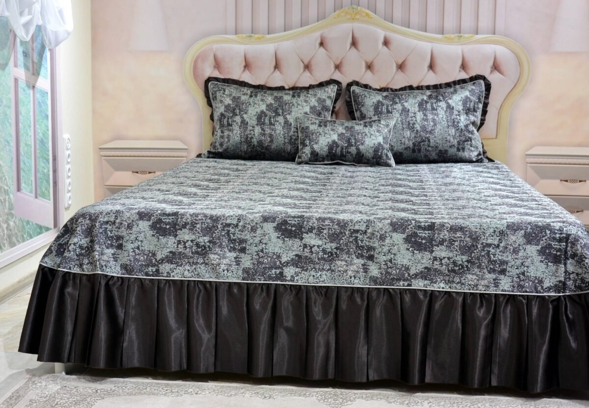 Dygsniuota lovatiesė su pamušalu rudos spalvos dekoruota prabangiu klostuotu28 cm dekoru Verona28 260×260