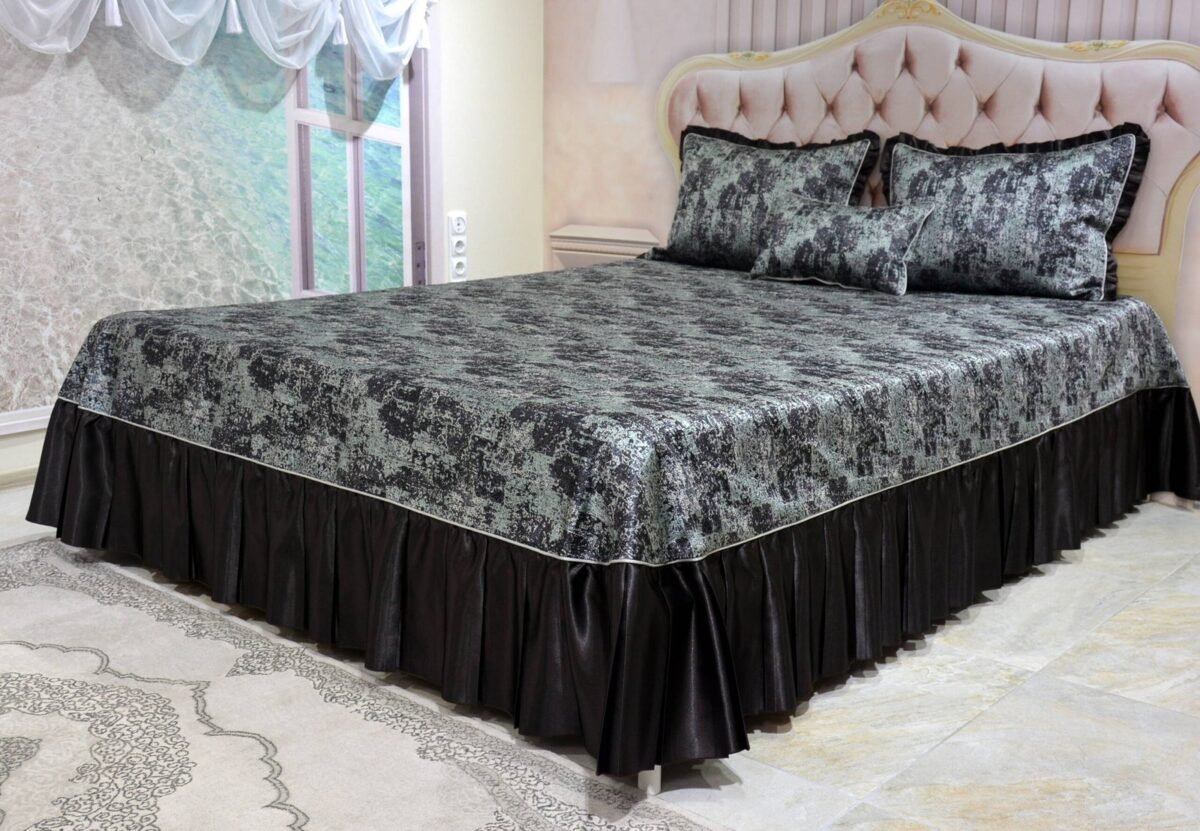 Dygsniuota lovatiesė su pamušalu rudos spalvos dekoruota prabangiu klostuotu28 cm dekoru Verona28 260×260