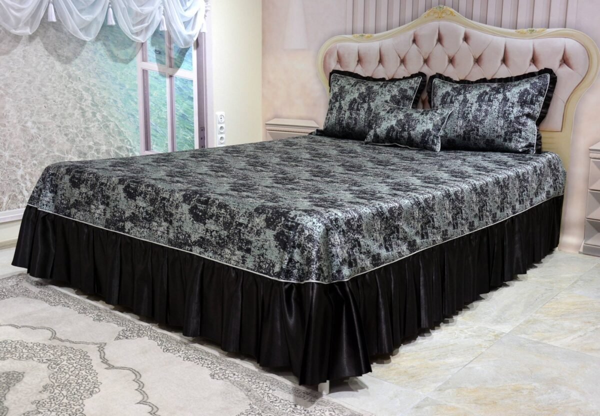 Dygsniuota lovatiesė su pamušalu rudos spalvos dekoruota prabangiu klostuotu28 cm dekoru Verona28 260×260